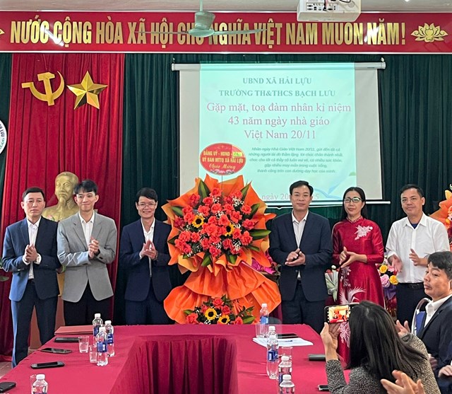 Đồng ch&iacute; Vũ Mạnh Tuấn, Ủy vi&ecirc;n BTV, Ph&oacute; Chủ tịch HĐND x&atilde; Hải Lựu, đ&atilde; đến thăm v&agrave; ch&uacute;c mừng đội ngũ c&aacute;n bộ, gi&aacute;o vi&ecirc;n c&aacute;c trường Mầm non Bạch Lưu v&agrave; Tiểu học &amp; THCS Bạch Lưu. C&ugrave;ng tham gia đo&agrave;n c&oacute; c&aacute;c đồng ch&iacute;: L&ecirc; Thanh Hải, Ủy vi&ecirc;n BTV, Chỉ huy trưởng BCH Qu&acirc;n sự x&atilde;; Nguyễn Quang Ch&iacute;, ĐUV, Gi&aacute;m đốc Trung t&acirc;m Dịch vụ sự nghiệp c&ocirc;ng x&atilde;; c&ugrave;ng c&aacute;c chuy&ecirc;n vi&ecirc;n ph&ograve;ng VH-XH.