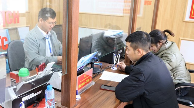 C&aacute;n bộ Trung t&acirc;m phục vụ h&agrave;nh ch&iacute;nh c&ocirc;ng x&atilde; Hải Lựu giải quyết TTHC cho người d&acirc;n