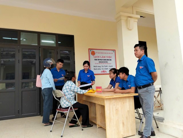 Th&agrave;nh vi&ecirc;n c&aacute;c tổ c&ocirc;ng nghệ số cộng đồng thường xuy&ecirc;n hỗ trợ người d&acirc;n thực hiện TTHC