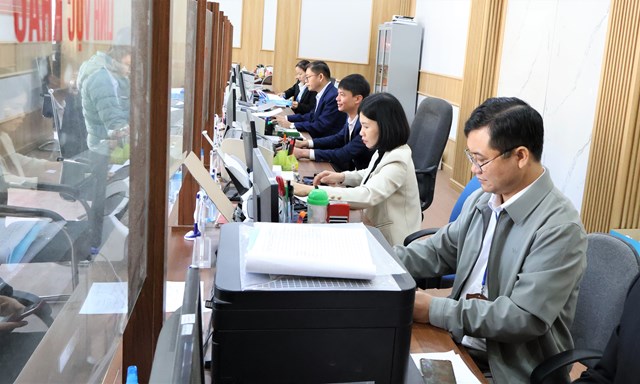 Quang cảnh l&agrave;m việc tại Trung t&acirc;m phục vụ h&agrave;nh ch&iacute;nh c&ocirc;ng x&atilde; Hải Lựu