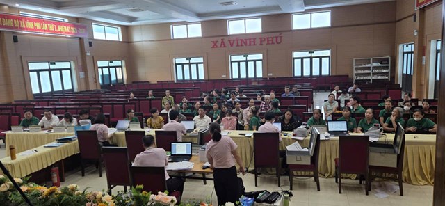 C&aacute;n bộ Ph&ograve;ng giao dịch NHCSXH Vĩnh Tường thực hiện đối chiếu, ph&acirc;n loại nợ cho kh&aacute;ch h&agrave;ng vay vốn