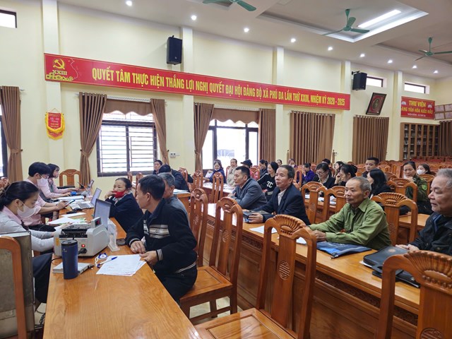 C&aacute;n bộ Ph&ograve;ng giao dịch Ng&acirc;n h&agrave;ng CSXH Vĩnh Tường thực hiện giải ng&acirc;n nguồn vốn ưu đ&atilde;i cho người d&acirc;n đủ điều kiện vay, ổn định cuộc sống v&agrave; ph&aacute;t triển sinh kế.