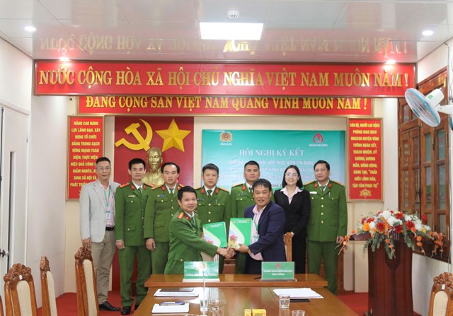 L&atilde;nh đạo Ng&acirc;n h&agrave;ng CSXH Vĩnh Tường k&yacute; kết chương tr&igrave;nh phối hợp với c&ocirc;ng an c&aacute;c x&atilde; trong triển khai t&iacute;n dụng ưu đ&atilde;i d&agrave;nh cho c&aacute;c trường hợp trở về địa phương sau khi ho&agrave;n th&agrave;nh thời gian chấp h&agrave;nh &aacute;n