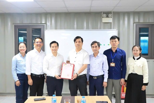 &Ocirc;ng Nguyễn Hữu Mạnh, Ph&oacute; Chủ tịch UBND x&atilde; Xu&acirc;n L&atilde;ng trao giấy chứng nhận QSDĐ cho chủ đầu tư KCN Green Park