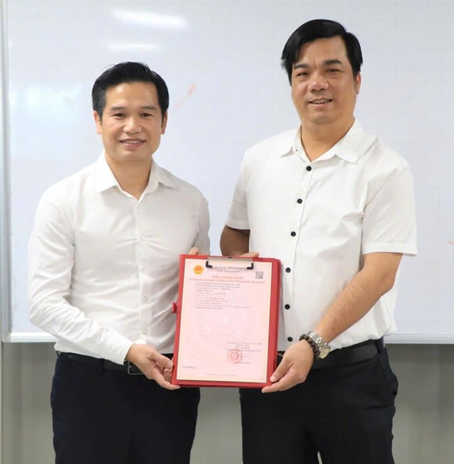 &Ocirc;ng Nguyễn Hữu Mạnh, Ph&oacute; Chủ tịch UBND x&atilde; Xu&acirc;n L&atilde;ng trao giấy chứng nhận QSDĐ cho chủ đầu tư KCN Green Park