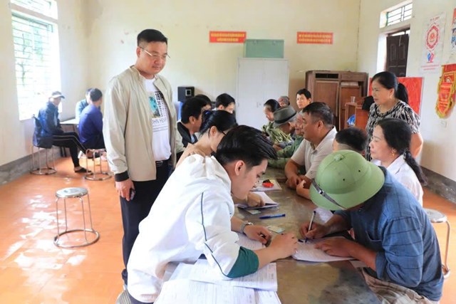 Ban Quản l&yacute; dự &aacute;n x&atilde; Xu&acirc;n L&atilde;ng thực hiện chi trả tiền bồi thường hỗ trợ giải ph&oacute;ng mặt bằng cho người d&acirc;n