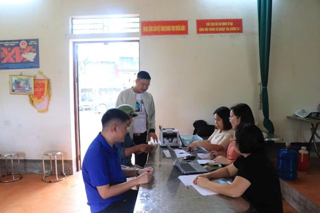 Ban Quản l&yacute; dự &aacute;n x&atilde; Xu&acirc;n L&atilde;ng thực hiện chi trả tiền bồi thường hỗ trợ giải ph&oacute;ng mặt bằng cho người d&acirc;n