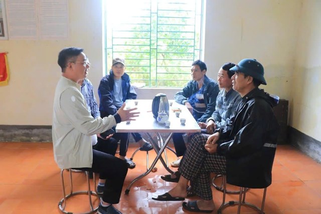 C&aacute;n bộ Ban Quản l&yacute; dự &aacute;n x&atilde; Xu&acirc;n L&atilde;ng trực tiếp gặp gỡ, giải đ&aacute;p thắc mắc của người d&acirc;n trong qu&aacute; tr&igrave;nh triển khai c&aacute;c dự &aacute;n