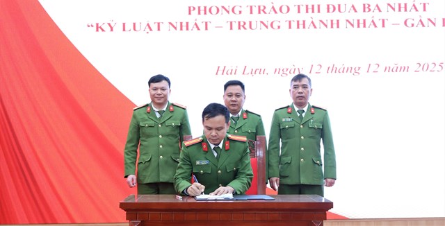 C&aacute;n bộ, chiến sĩ C&ocirc;ng an x&atilde; Hải Lựu k&yacute; cam kết thi đua, quyết t&acirc;m ho&agrave;n th&agrave;nh xuất sắc nhiệm vụ được giao