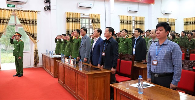 C&aacute;c Đại biểu thực hiện nghi thức ch&agrave;o cờ tại buổi lễ