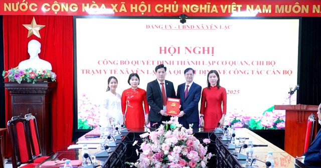 Đồng ch&iacute; Lại Hữu Tuyển, Tỉnh ủy vi&ecirc;n, B&iacute; thư Đảng ủy, Chủ tịch HĐND x&atilde; Y&ecirc;n Lạc trao quyết định bổ nhiệm c&aacute;n bộ Trạm y tế x&atilde;