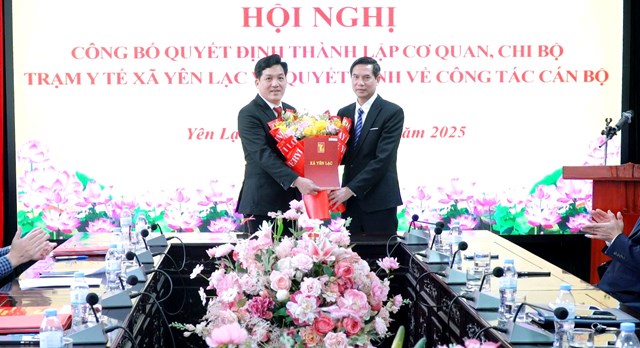 Đồng ch&iacute; Nguyễn Mạnh Tuấn, Ph&oacute; B&iacute; thư Đảng ủy, Chủ tịch UBND x&atilde; Y&ecirc;n Lạc trao quyết định bổ nhiệm c&aacute;n bộ Trạm y tế x&atilde;