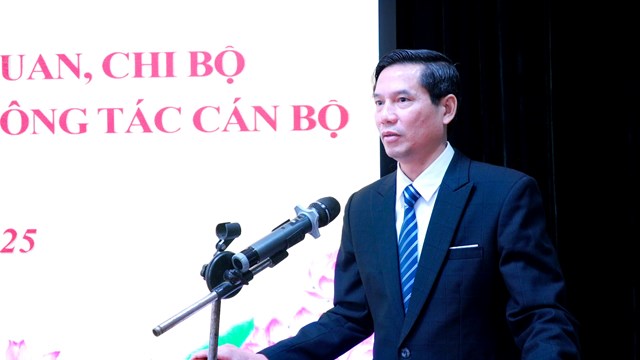 Đồng ch&iacute; Nguyễn Mạnh Tuấn, Ph&oacute; B&iacute; thư Đảng ủy, Chủ tịch UBND x&atilde; Y&ecirc;n Lạc ph&aacute;t biểu tại hội nghị