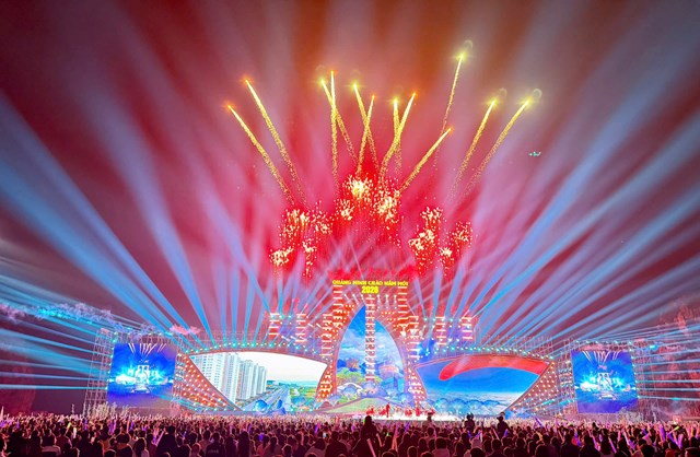 Biển người" chờ khoảnh khắc đếm ngược v&agrave; m&agrave;n ph&aacute;o hoa rực s&aacute;ng kh&eacute;plại chương tr&igrave;nh nghệ thuật Quảng Ninh - Ch&agrave;o năm mới 2026.