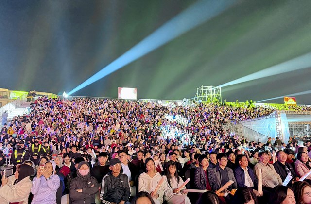 Khoảng 50.000 kh&aacute;n giả b&ugrave;ng nổ cảm x&uacute;c với một bữa tiệc &acirc;m nhạc đầy m&agrave;u sắc