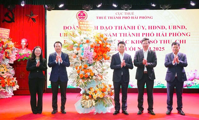 Đồng ch&iacute; L&ecirc; Ngọc Ch&acirc;u, Ph&oacute; b&iacute; thư Th&agrave;nh ủy, Chủ tịch UBND th&agrave;nh phố c&ugrave;ng c&aacute;c đồng ch&iacute; l&atilde;nh đạo th&agrave;nh phố ch&uacute;c mừng c&aacute;n bộ, nh&acirc;n vi&ecirc;n Sở T&agrave;i ch&iacute;nh.