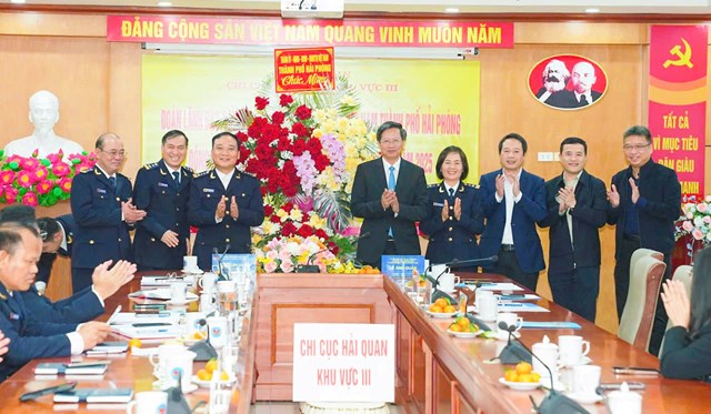 Đồng ch&iacute; L&ecirc; Ngọc Ch&acirc;u, Ph&oacute; b&iacute; thư Th&agrave;nh ủy, Chủ tịch UBND th&agrave;nh phố c&ugrave;ng c&aacute;c đồng ch&iacute; l&atilde;nh đạo th&agrave;nh phố ch&uacute;c mừng Thuế th&agrave;nh phố.