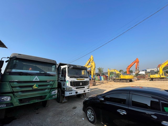 To&agrave;n cảnh b&atilde;i tập kết m&aacute;y m&oacute;c, phương tiện chuy&ecirc;n dụng của Trai Đất Cảng được bố tr&iacute; b&agrave;i bản, đồng bộ, sẵn s&agrave;ng phục vụ thi c&ocirc;ng v&agrave; vận chuyển m&aacute;y c&ocirc;ng tr&igrave;nh an to&agrave;n, hiệu quả.