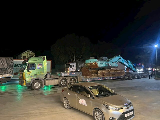 M&aacute;y x&uacute;c b&aacute;nh x&iacute;ch được vận chuyển bằng xe chuy&ecirc;n dụng, tu&acirc;n thủ nghi&ecirc;m ngặt c&aacute;c quy tr&igrave;nh kỹ thuật, bảo đảm an to&agrave;n tuyệt đối trong suốt qu&aacute; tr&igrave;nh di chuyển đến c&ocirc;ng trường.