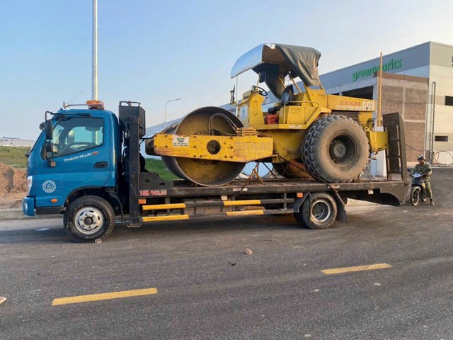 Xe chuy&ecirc;n chở lu rung c&ocirc;ng tr&igrave;nh, khẳng định năng lực vận chuyển thiết bị hạng nặng an to&agrave;n, chuy&ecirc;n nghiệp của Trai Đất Cảng tr&ecirc;n c&aacute;c tuyến đường li&ecirc;n tỉnh.