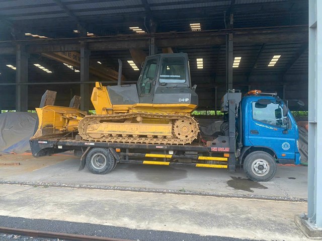 M&aacute;y ủi D41P được tập kết tại b&atilde;i để kiểm tra, bảo dưỡng kỹ thuật trước khi b&agrave;n giao cho kh&aacute;ch h&agrave;ng.