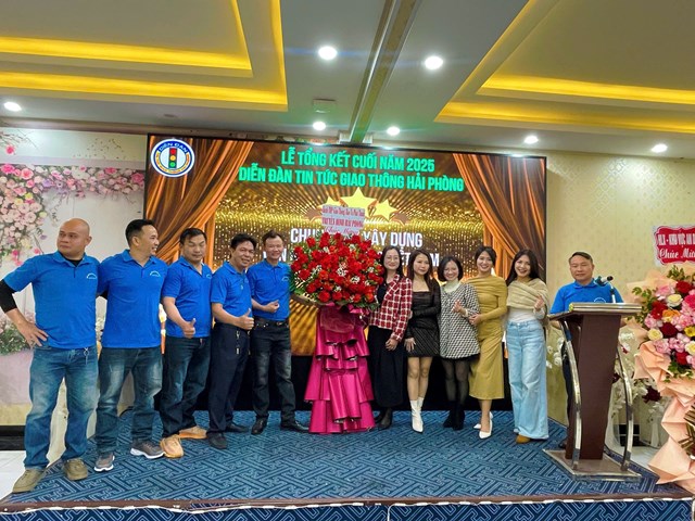 Đại diện K&ecirc;nh Giao th&ocirc;ng THP, Đ&agrave;i Truyền h&igrave;nh Hải Ph&ograve;ng tham dự v&agrave; ch&uacute;c mừng tại Lễ tổng kết cuối năm 2025.