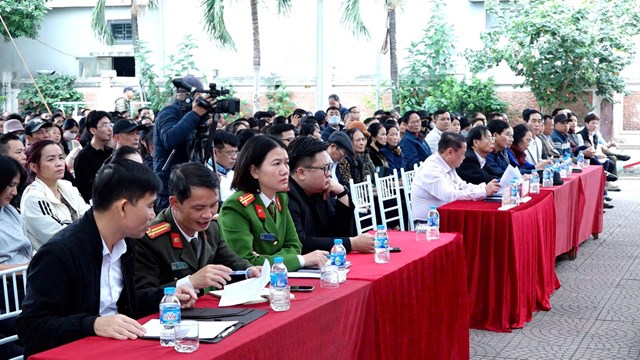 Quang cảnh hội nghị phổ biến, tiếp nhận &yacute; kiến nh&acirc;n d&acirc;n về thu hồi đất thực hiện dự &aacute;n