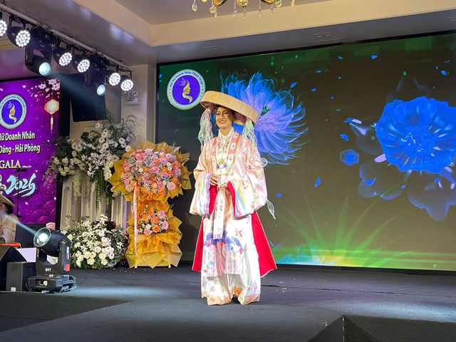 Nữ doanh nh&acirc;n trong trang phục cổ phục Việt Nam tỏa s&aacute;ng tr&ecirc;n s&acirc;n khấu.