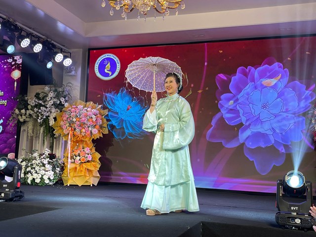 Cổ phục Việt Nam được t&ocirc;n vinh qua phần tr&igrave;nh diễn của c&aacute;c nữ doanh nh&acirc;n.