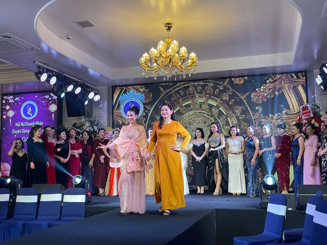 Nữ doanh nh&acirc;n Hội Nữ Doanh nh&acirc;n Duy&ecirc;n D&aacute;ng TP Hải Ph&ograve;ng tr&igrave;nh diễn cổ phục trong kh&ocirc;ng gian s&acirc;n khấu Gala Đ&oacute;n Xu&acirc;n B&iacute;nh Ngọ 2026.