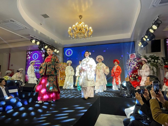 Hội vi&ecirc;n Hội Nữ Doanh nh&acirc;n Duy&ecirc;n D&aacute;ng TP Hải Ph&ograve;ng tr&igrave;nh diễn cổ phục Việt Nam.