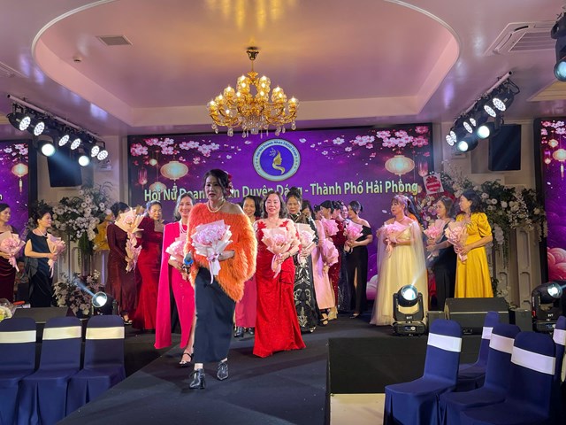 Hội vi&ecirc;n trong trang phục truyền thống tr&igrave;nh diễn trang nghi&ecirc;m, duy&ecirc;n d&aacute;ng.