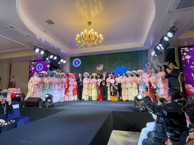 C&aacute;c đại biểu, kh&aacute;ch mời v&agrave; hội vi&ecirc;n chụp ảnh lưu niệm sau phần tr&igrave;nh diễn cổ phục &ndash; điểm nhấn đặc sắc của đ&ecirc;m Gala.