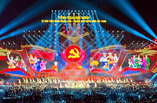 Biểu tượng b&uacute;a liềm tỏa s&aacute;ng ở vị tr&iacute; trung t&acirc;m s&acirc;n khấu như một điểm tựa tư tưởng, khẳng định vai tr&ograve; l&atilde;nh đạo của Đảng &ndash; nh&acirc;n tố quyết định mọi thắng lợi của c&aacute;ch mạng Việt Nam.