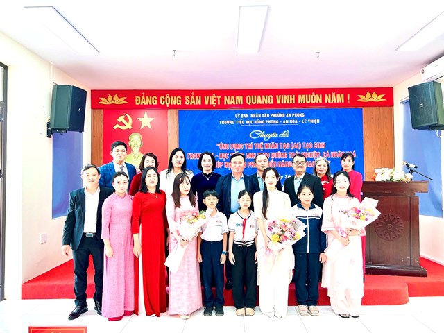 L&atilde;nh đạo địa phương, đại diện Sở Gi&aacute;o dục v&agrave; Đ&agrave;o tạo Hải Ph&ograve;ng v&agrave; Ban Gi&aacute;m hiệu c&aacute;c trường tiểu học trong cụm chụp ảnh lưu niệm tại chuy&ecirc;n đề ứng dụng AI tạo sinh trong dạy học Tiếng Anh.&nbsp;