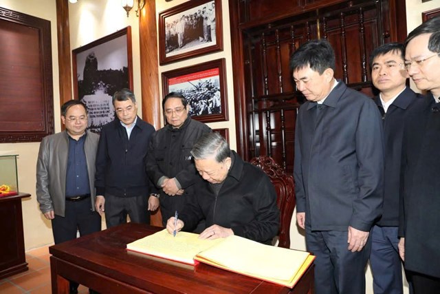 Tổng B&iacute; thư T&ocirc; L&acirc;m ghi sổ lưu niệm tại Khu Di t&iacute;ch lịch sử quốc gia Địa điểm lưu niệm B&aacute;c Hồ về thăm mỏ Đ&egrave;o Nai.