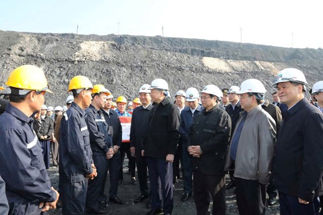 Tổng B&iacute; thư T&ocirc; L&acirc;m v&agrave; Thủ tướng Ch&iacute;nh phủ Phạm Minh Ch&iacute;nh tr&ograve; chuyện, thăm hỏi c&aacute;n bộ, c&ocirc;ng nh&acirc;n C&ocirc;ng ty CP Than Đ&egrave;o Nai - Cọc S&aacute;u.