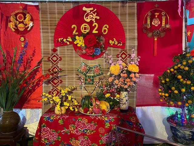 Kh&ocirc;ng gian trưng b&agrave;y m&acirc;m ngũ quả v&agrave; tiểu cảnh Tết truyền thống, thể hiện sự chăm ch&uacute;t v&agrave; s&aacute;ng tạo của c&aacute;c lớp.