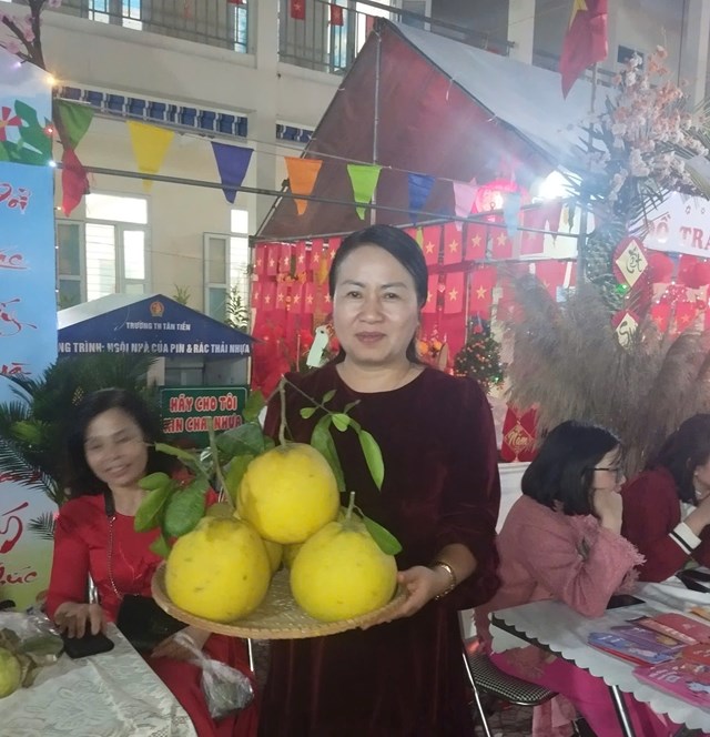 C&ocirc; gi&aacute;o Trần Thị Lan Phương &ndash; B&iacute; thư Chi bộ, Hiệu trưởng nh&agrave; trường giới thiệu sản phẩm trưng b&agrave;y tại gian h&agrave;ng Xu&acirc;n trong khu&ocirc;n khổ Hội trại ch&agrave;o đ&oacute;n Tết cổ truyền, g&oacute;p phần lan tỏa kh&ocirc;ng kh&iacute; Tết ấm &aacute;p, gần gũi trong học đường.