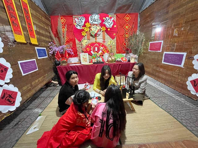 C&ocirc; gi&aacute;o Trường Tiểu học T&acirc;n Tiến hướng dẫn v&agrave; viết thư ph&aacute;p tại gian trưng b&agrave;y Tết, g&oacute;p phần g&igrave;n giữ v&agrave; lan tỏa n&eacute;t đẹp văn h&oacute;a truyền thống đến học sinh trong hội trại Xu&acirc;n.