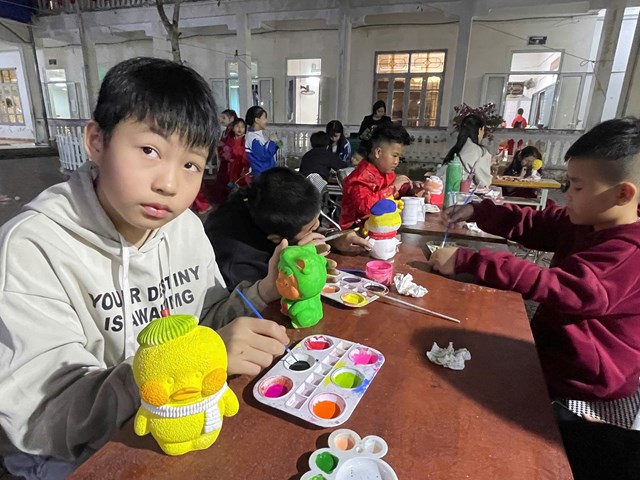 Học sinh Trường Tiểu học T&acirc;n Tiến h&agrave;o hứng tham gia hoạt động t&ocirc; tượng nghệ thuật trong khu&ocirc;n khổ hội trại Xu&acirc;n, g&oacute;p phần khơi dậy s&aacute;ng tạo, niềm vui v&agrave; trải nghiệm Tết cổ truyền cho c&aacute;c em.