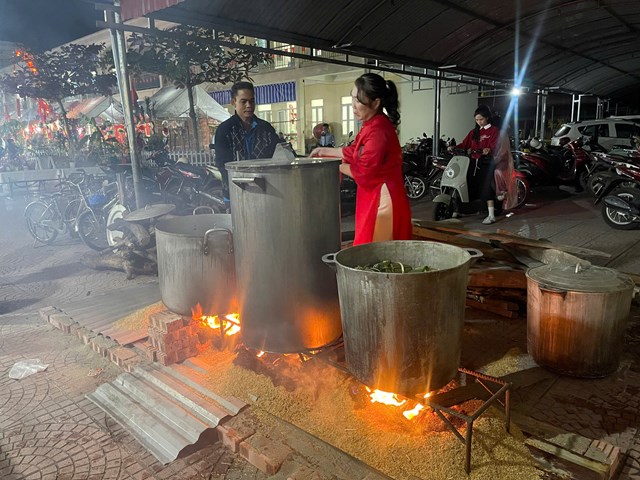 Gi&aacute;o vi&ecirc;n v&agrave; phụ huynh Trường Tiểu học T&acirc;n Tiến c&ugrave;ng nhau chuẩn bị c&aacute;c nồi b&aacute;nh chưng truyền thống trong kh&ocirc;ng kh&iacute; rộn r&agrave;ng đ&oacute;n Tết, g&oacute;p phần gi&aacute;o dục học sinh về gi&aacute; trị văn h&oacute;a, tinh thần sẻ chia v&agrave; gắn kết cộng đồng.