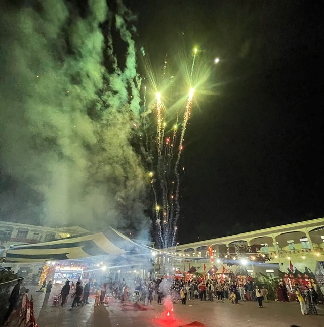 M&agrave;n bắn ph&aacute;o hoa rực rỡ sắc m&agrave;u kh&eacute;p lại đ&ecirc;m hội Xu&acirc;n tại Trường Tiểu học T&acirc;n Tiến, mang đến niềm vui, sự h&aacute;o hức v&agrave; kh&ocirc;ng kh&iacute; h&acirc;n hoan ch&agrave;o đ&oacute;n năm mới cho gi&aacute;o vi&ecirc;n, phụ huynh v&agrave; học sinh.