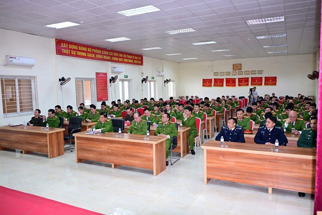 C&aacute;c đại biểu tham dự lễ biểu dương.