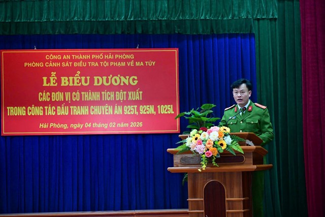 Thượng t&aacute; Phạm Hữu Đo&agrave;n - Trưởng ph&ograve;ng Cảnh s&aacute;t ĐTTP về ma t&uacute;y b&aacute;o c&aacute;o th&agrave;nh t&iacute;ch tại lễ biểu dương.