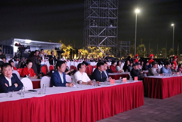 C&aacute;c đại biểu, l&atilde;nh đạo th&agrave;nh phố v&agrave; sở, ng&agrave;nh dự kh&aacute;n, theo d&otilde;i buổi tổng duyệt chương tr&igrave;nh.