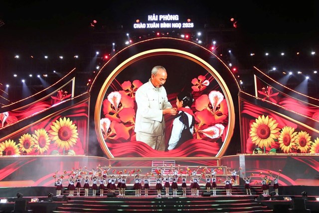 Hoạt cảnh t&aacute;i hiện h&igrave;nh ảnh Chủ tịch Hồ Ch&iacute; Minh với thiếu nhi, thể hiện t&igrave;nh cảm thi&ecirc;ng li&ecirc;ng, l&ograve;ng biết ơn đối với B&aacute;c.