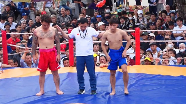 Trọng t&agrave;i c&ocirc;ng bố kết quả trận đấu giữa hai đ&ocirc; vật tại sới vật truyền thống trong khu&ocirc;n khổ Lễ hội Vật l&agrave;ng Vĩnh Kh&ecirc; Xu&acirc;n B&iacute;nh Ngọ 2026.