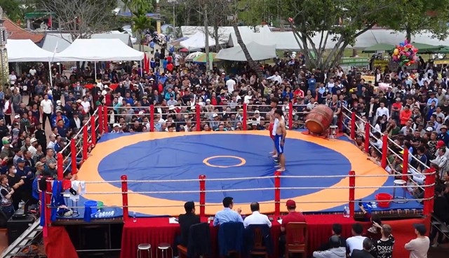 To&agrave;n cảnh sới vật tại chật k&iacute;n người d&acirc;n v&agrave; du kh&aacute;ch thập phương về dự lễ hội&nbsp;