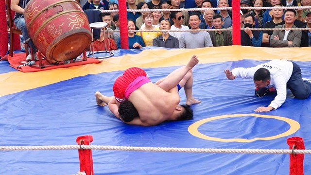 Những đ&ograve;n kh&oacute;a, lật mang đậm bản sắc vật cổ truyền Vĩnh Kh&ecirc;, thể hiện sức mạnh v&agrave; bản lĩnh của c&aacute;c đ&ocirc; vật.